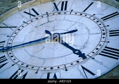 Uhr auf dem Turm Torre dei Gualtieri genannt auch Torrione, San Benedetto del Tronto, Marken, Italien Stockfoto