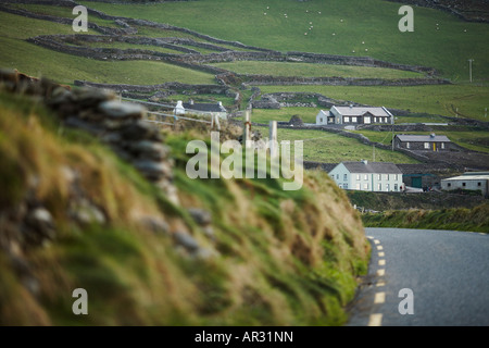 Irische Straße mit Blick auf die Kleinstadt in Slea Head Dingle Halbinsel Grafschaft Kerry Irland Europa Stockfoto