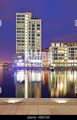 Nachtansicht der High Rise Waterfront Apartments mit Blick auf Grand Canal Docks Dublin Irland Stockfoto