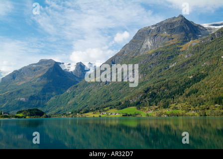 Olden Tal liegt am unteren Rand der Briksdalbreen Gletscher Sogn Og Fjordane Fjordland Norwegen Westeuropa Stockfoto