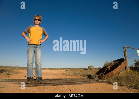 Ourback Kind stehend auf einem Vieh-Raster Zentralaustralien Stockfoto