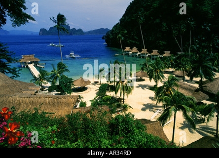 Palm Beach mit Hütten und Sonnenschirme, El Nido Miniloc Resort Insel Palawan, Philippinen, Asien Stockfoto