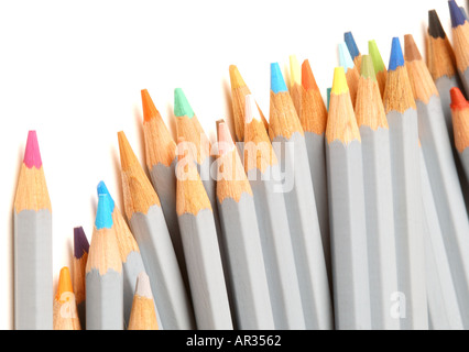 Nahaufnahme von Buntstiften auf weißem Hintergrund Stockfoto