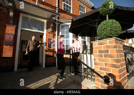 Kellner servieren Kaffee & Getränke an zwei junge Damen in Wehr Bar Grill Hessle in der Nähe von Kingston upon Hull East Yorkshirt Stockfoto