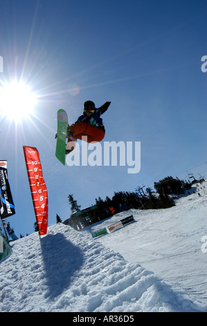 Snowboarder im Superpipe Mont Tremblant Quebec Stockfoto