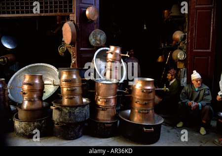 Fes, Kupferschmied im Souk, Fes, Marokko Nordafrika Stockfoto