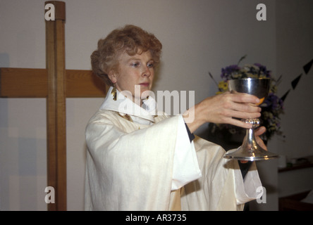 Reverend Katherine Rumens segnet die heiligen Sakramente für die Kommunion. Eine der ersten Frauen zum Priester geweiht von der Kirche von England im Jahr 1994. Stockfoto