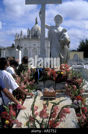 Grab von Amelia Goyri de la Hoz, bekannt als "La Milagrosa" mit katholischen Pilgern, die es berühren, Colon Friedhof, Havanna, Kuba Stockfoto