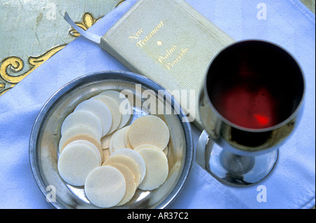 Die Heiligen Sakramente symbolisieren den Leib und das Blut Christi während der Eucharistie oder der heiligen Kommunion angeboten. Stockfoto