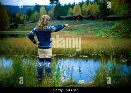 Norwegische Frau stand vor einem Teich, Maihaugen, Lillehammer, Norwegen, Skandinavien, Europa Stockfoto