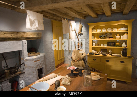 im Inneren der alten Haus-Musuem in Thetford, Norfolk, Großbritannien zeigt eine neu erstellte späten viktorianischen Küche von 1901 Stockfoto