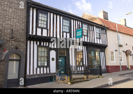 vor dem alten Haus Museum in Thetford, Norfolk, Großbritannien gebaut im 15. Jahrhundert, befindet sich im White Hart Street Stockfoto