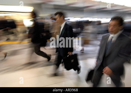 Pendler auf dem Weg zur Arbeit in einem Bahnhof Hauptverkehrszeit Tokio Japan Stockfoto