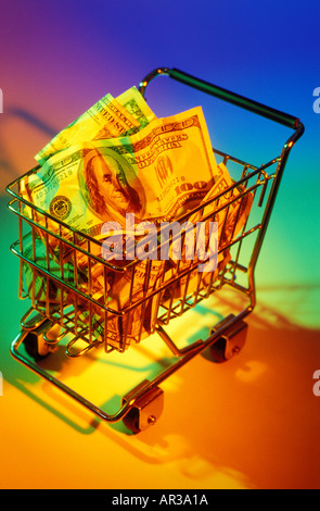 Einkaufswagen voller Geld Stockfoto