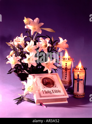 Ostern saisonale Stillleben Foto mit Easter Lily Pflanzen Kerzen und eine Familienbibel auf nahtlose Hintergrund Stockfoto
