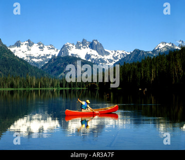 Angeln vom roten Kanu in den stillen Wassern des Cooper-Sees in der Central Washington Cascade Mountains Stockfoto