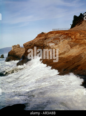 Riesige Brecher Pazifik abstürzen an Land auf die Sandsteinfelsen von Cape Kiwanda an der Küste von Zentral-Oregon Stockfoto