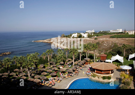 HOTEL ATLANTICA GOLDEN BEACH POOL UND GÄRTEN AM BEZEUGT IN DER NÄHE VON PAPHOS. ZYPERN. Stockfoto