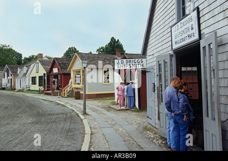 Connecticut Mystic Seaport Besucher Anzeigen von Altbauten Stockfoto