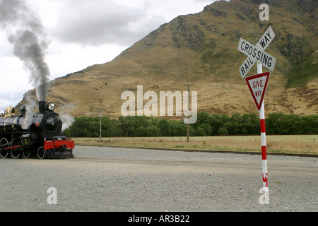 Bahnübergang und geben Wege Schild mit Dampf Zug Kingston Flyer New Zealand Stockfoto