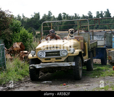 Gemeinsam sind wir stark Fahrer und Beifahrer Mensch und Hund eine Fahrradtour machen Neuseeland Stockfoto