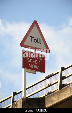 Ein Schuss von eine Mautbrücke Warnschild Stockfoto