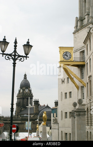 Vergoldeten Uhr und Eulen außerhalb Civic Hall-Leeds Stockfoto