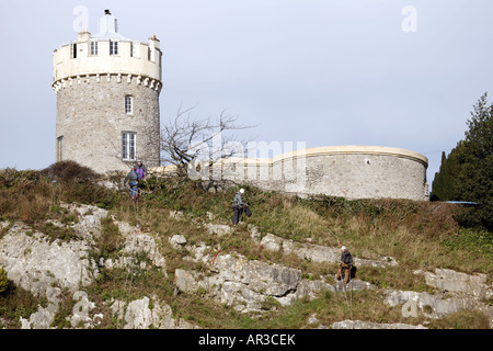 Naturschützer arbeiten an St. Vincents Rocks, Avon-Schlucht, Bristol, selektiv entfernen Sträucher und invasive Pflanzen Stockfoto