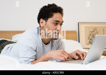 Junger Mann mit laptop Stockfoto