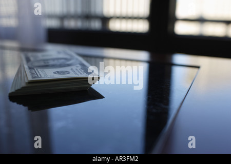 Amerikanische Dollarscheine auf executive Tisch Stockfoto