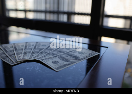 Amerikanische Dollarscheine auf executive Tisch im Büro Stockfoto