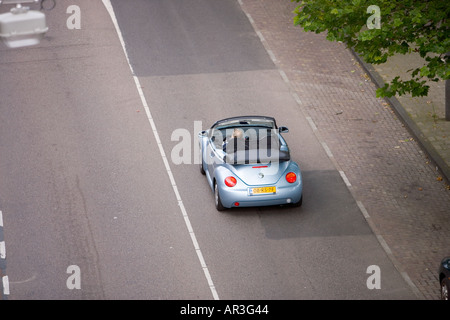 HOLLAND AMSTERDAM DRAUFSICHT SOFT TOP SILBER KÄFER FAHREN ENTLANG STADTSTRAßE Stockfoto