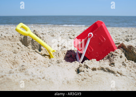 Eimer und Spaten im Sand am Strand Stockfoto