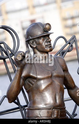 Von Pit zum Hafen von John Clinch; Bronze Statue des walisischen Coal Miner Stockfoto