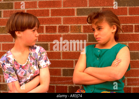 Mädchen Alter 10 wütend mit einander. St Paul Minnesota USA Stockfoto