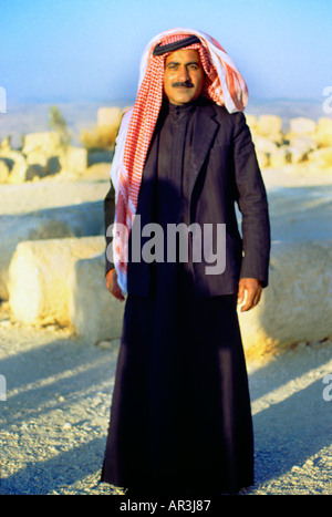 Mount Nebo Jordan, einheimischer Araber in traditionellem Kleid, trägt schwarzen Thobe und rote und weiße Shemagh Stockfoto