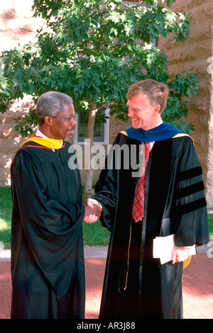 Präsident des Macalester College und UN-Generalsekretär Kofi Annan bei Abschlussfeier vorbei. St Paul Minnesota USA Stockfoto