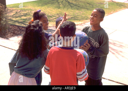 Kinder Alter 13 Wahl Seiten vor Basketball-Spiel. St Paul Minnesota USA Stockfoto