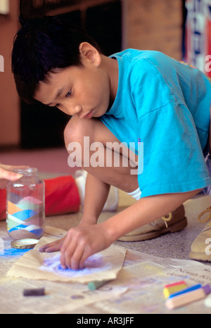 Asiatische Studentin Alter 10 arbeiten an Sand Kunstprojekt. St Paul Minnesota USA Stockfoto