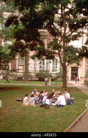 20 Jahren Schüler mit Klasse auf der Mall an der Columbia University. New York-New York-USA Stockfoto