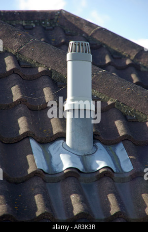 Nahaufnahme eines Bodens Entlüftungsrohr und Schiefer am Dach des inländischen Wohnhaus führen Stockfoto