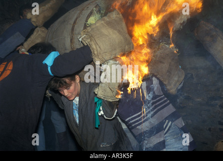 Laufen mit den jährlichen brennenden Teer Fässern an schon St Mary Devon UK Stockfoto