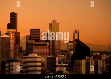 Genauso wie die Sonne hinter dem Horizont das Geschäft fällt ist District von Seattle in rosigen goldenes Licht getaucht. Stockfoto