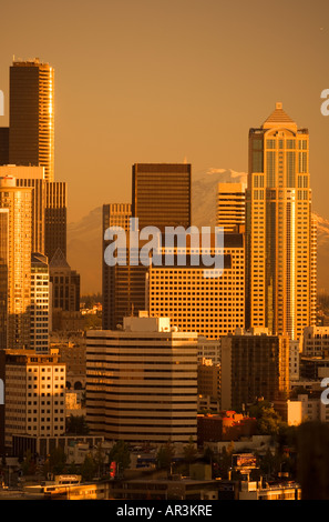 Am späten Nachmittag Sonne badet Seattle und Mount Rainier im goldenen Licht Stockfoto