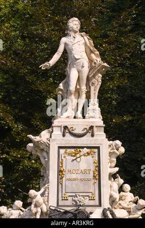 Wien-Österreich-Denkmal des Komponisten Wolfgang Amadeus Mozart von Bildhauer Viktor Tilgner Stockfoto