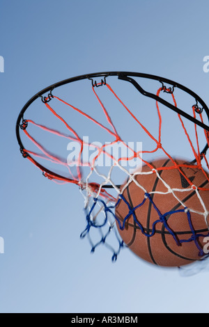 Basketball geht durch den Reifen Stockfoto