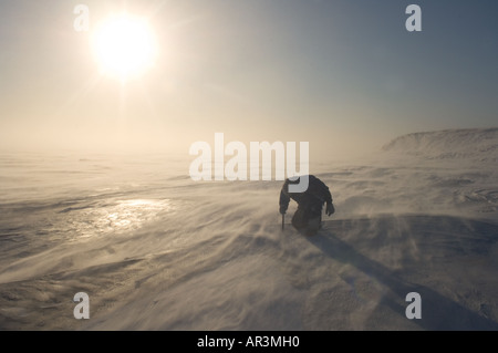 Inupiat Führer Jack Kayotuk schneidet ein Eisblock während Sturm entlang der arktischen Küste Ost Arctic National Wildlife Refuge-AK Stockfoto