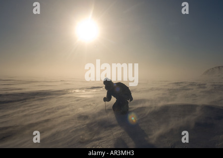 Inupiat Führer Jack Kayotuk schneidet ein Eisblock während Sturm entlang der arktischen Küste Ost Arctic National Wildlife Refuge-AK Stockfoto