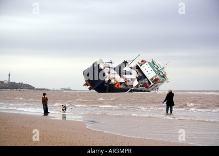 Frau mit Hund am Strand, Stricken Fähre, Riverdance, Blackpool, England, UK Stockfoto