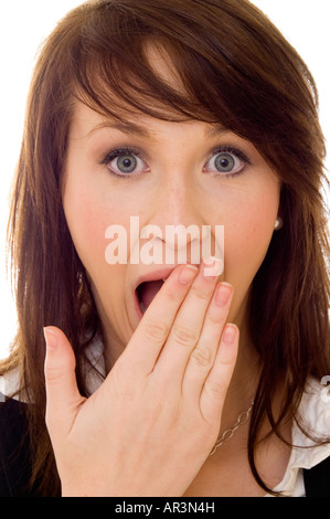 Frau auf der Suche schockiert mit ihrer Hand vor den Mund Stockfoto
